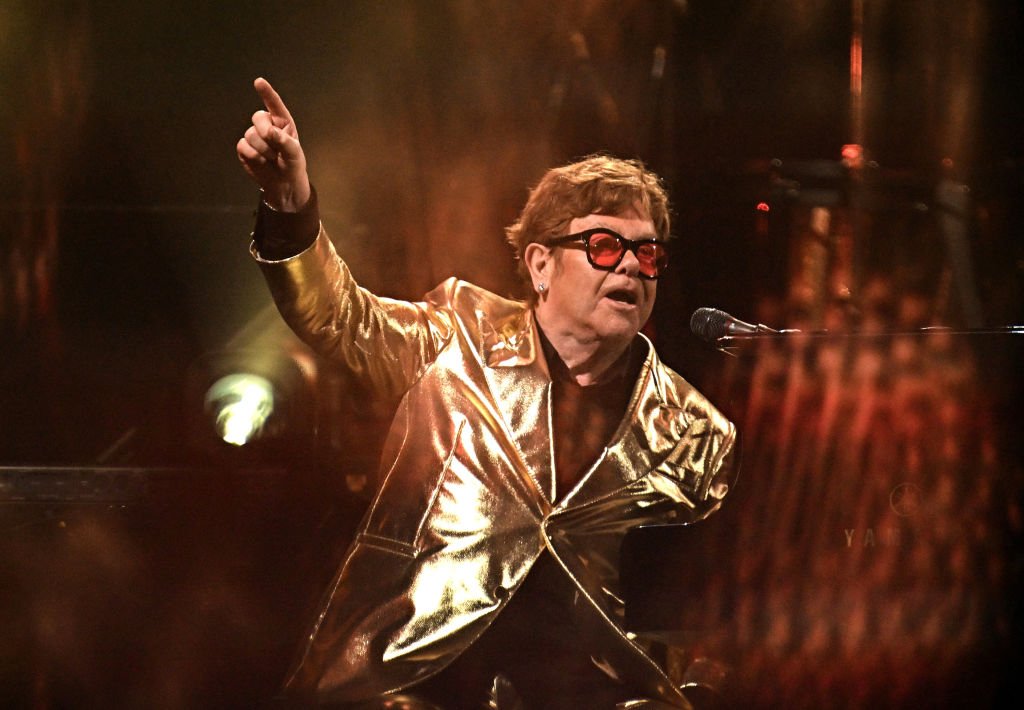 GLASTONBURY, ANGLETERRE - 25 JUIN : USAGE ÉDITORIAL UNIQUEMENT.  Sir Elton John se produit sur scène lors du cinquième jour du Glastonbury Festival 2023, le 25 juin 2023 à Glastonbury, en Angleterre.  (Photo de Léon Neal/Getty Images)