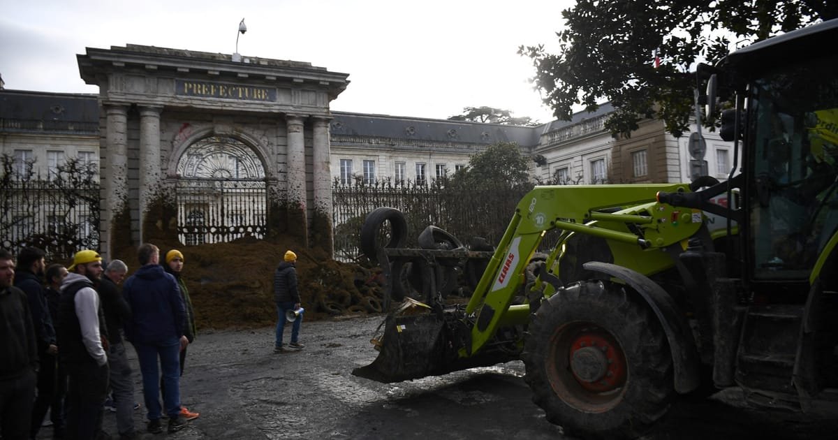 La France suspend la hausse du carburant des tracteurs et réduit les formalités administratives pour apaiser les agriculteurs en colère