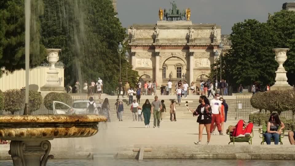 La France va réformer le congé parental alors que les naissances chutent