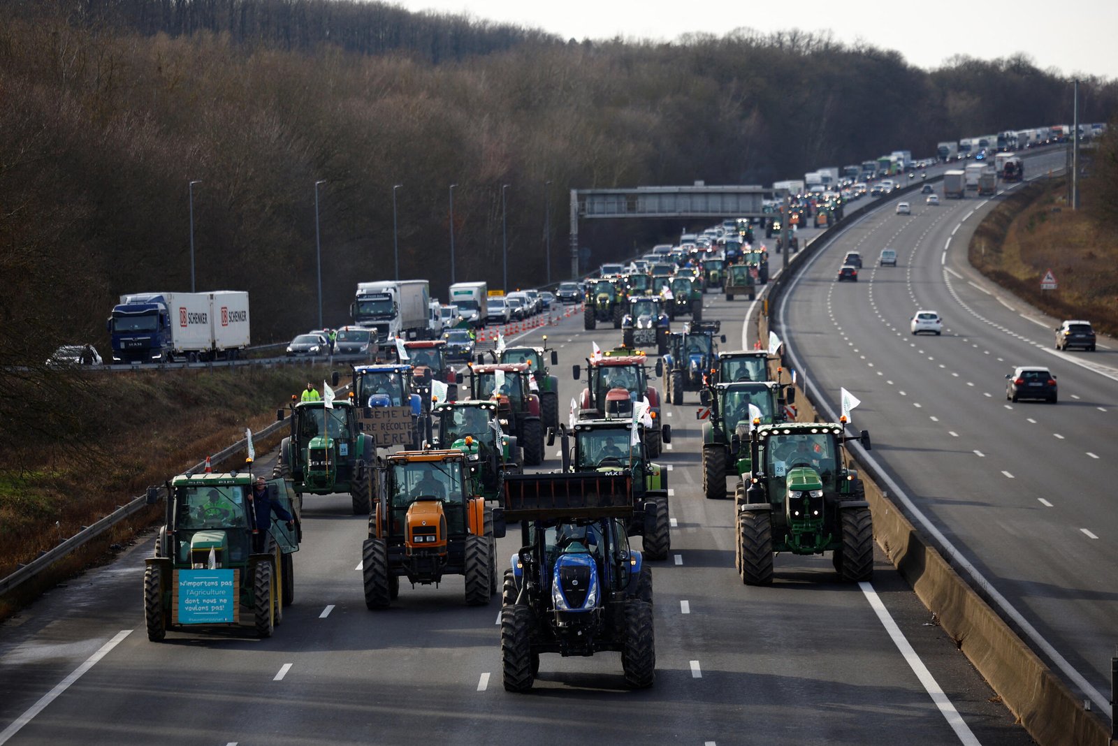 Les agriculteurs français conduisent leurs tracteurs sur une autoroute alors qu'ils protestent contre la pression sur les prix, les taxes et la réglementation verte, des griefs partagés par les agriculteurs de toute l'Europe, à Longvilliers, près de Paris, en France, le 29 janvier 2024.