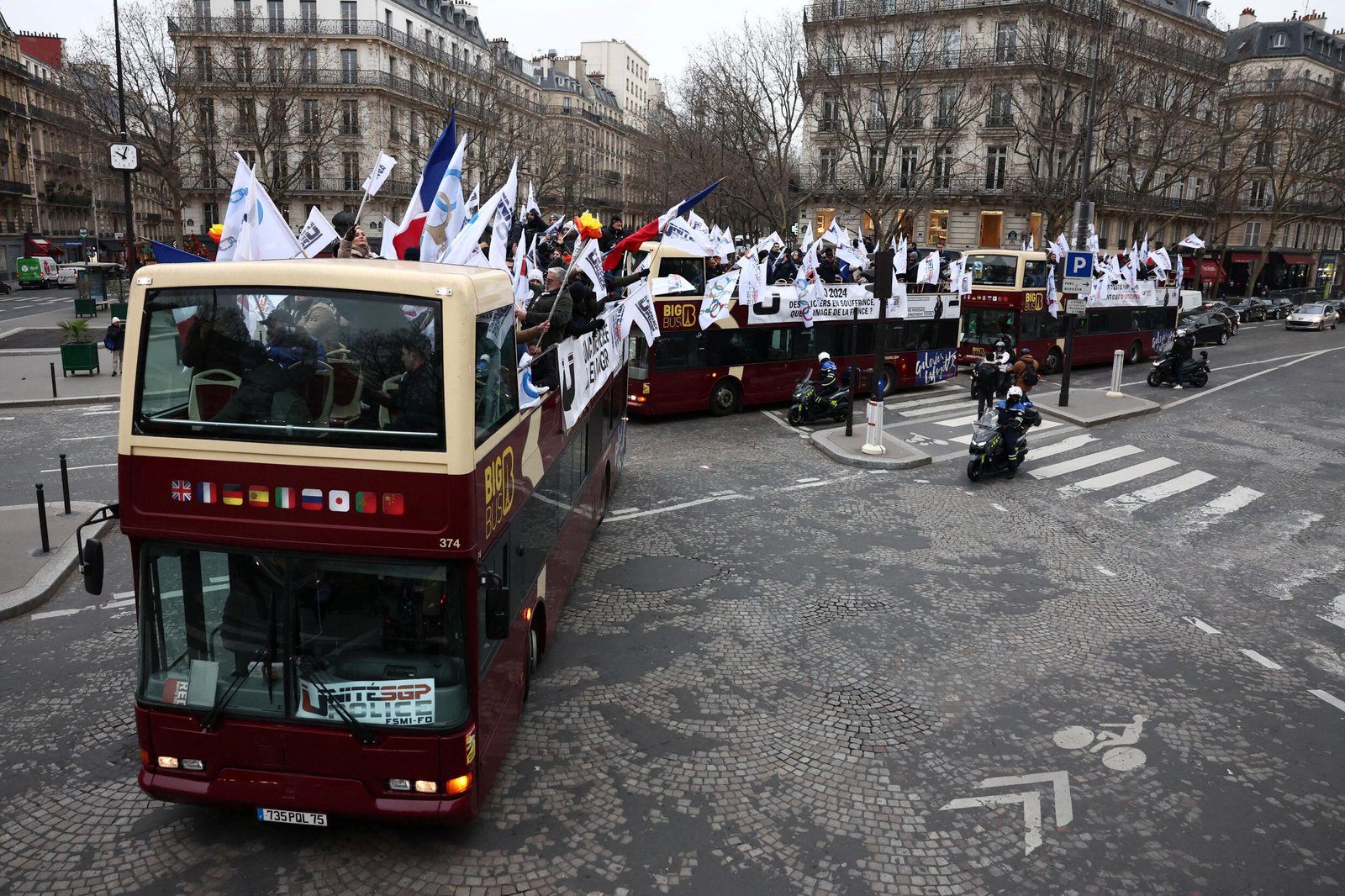 Les syndicats de police avaient déjà organisé une manifestation le 10 janvier, défilant dans Paris à bord d'autobus à impériale pour exiger de meilleures conditions de travail avant les Jeux olympiques.