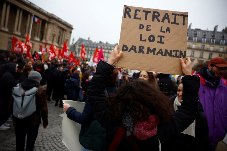 Les gens assistent à une manifestation contre la loi sur l'immigration, surnommée