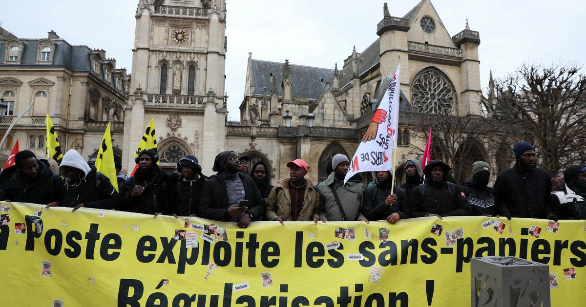Le Conseil constitutionnel français abandonne certaines parties de la loi controversée sur l’immigration