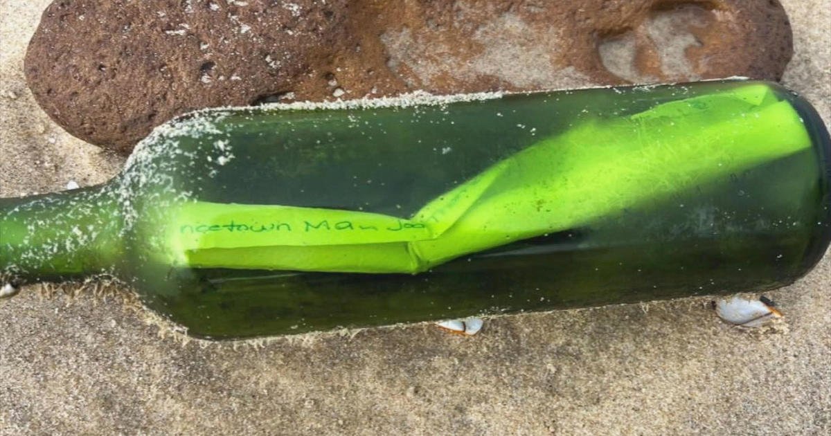 Le message d’une femme dans une bouteille à son défunt père voyage du Massachusetts vers la France