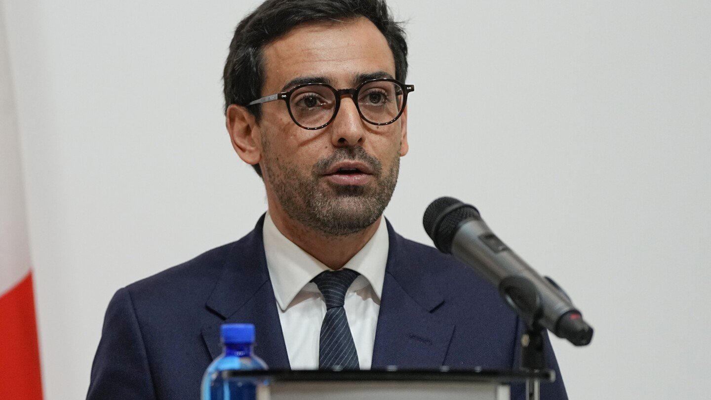 Le ministre français des Affaires étrangères se rend à Kiev et s’engage à faire preuve de solidarité alors que la Russie lance des attaques