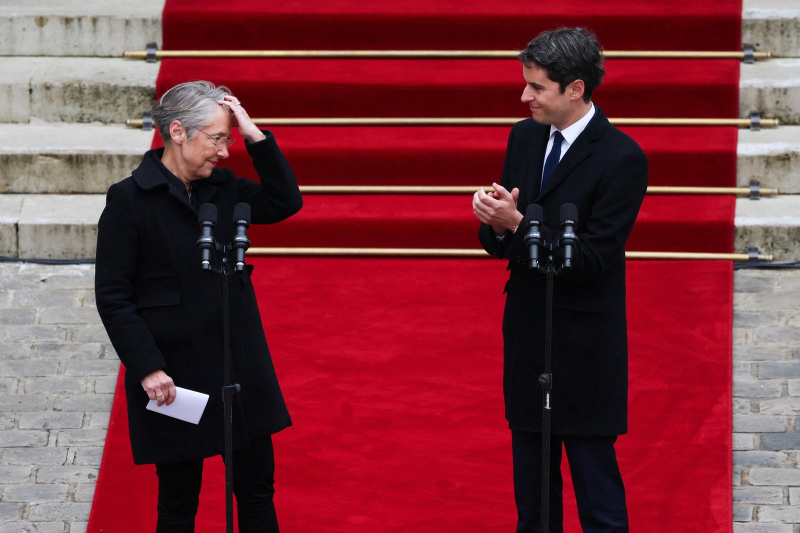 Le nouveau Premier ministre français Gabriel Attal applaudit le discours du Premier ministre sortant Elisabeth Borne à l'hôtel Matignon à Paris, France, le 9 janvier 2024.