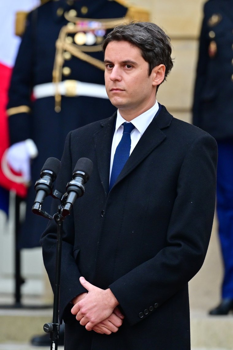 PARIS, FRANCE - 09 JANVIER : le nouveau Premier ministre français, Gabriel Attal, écoute le discours de la Première ministre sortante Elisabeth Borne lors de la cérémonie de passation de pouvoir dans la cour de l'Hôtel de Matignon le 09 janvier 2024 à Paris, France.  La Première ministre française Elisabeth Borne a démissionné, ce qui ouvre la voie à un remaniement ministériel alors que le président Emmanuel Macron souhaite donner un nouvel élan à sa présidence, à cinq mois seulement des élections au Parlement européen.  Gabriel Attal, 34 ans, est désormais le plus jeune Premier ministre de France.  (Photo de Christian Liewig-Corbis/Getty Images)