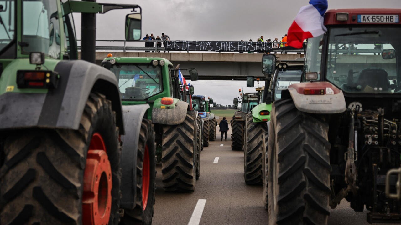 Les agriculteurs français bloquent les routes et jettent leurs produits alors que la manifestation se rapproche de Paris