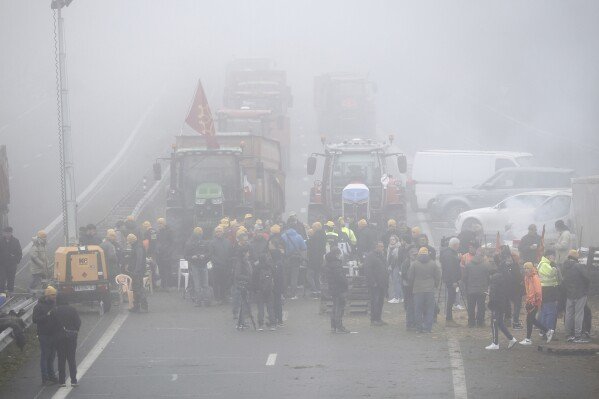 Des agriculteurs bloquent une autoroute, près d'Agen, dans le sud-ouest de la France, le samedi 27 janvier 2024. Les agriculteurs français se sont engagés à continuer de protester et maintiennent des barricades à la circulation sur certaines des principales routes du pays. Le gouvernement a annoncé vendredi une série de mesures, mais les agriculteurs affirment qu'elles ne répondent pas pleinement à leurs revendications. (Photo AP/Fred Scheiber)