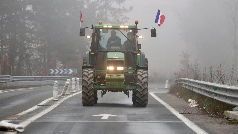 Les agriculteurs français veulent mettre Paris « assiégé » en protestant contre leurs tracteurs.  Des militants lancent de la soupe sur « Mona Lisa »