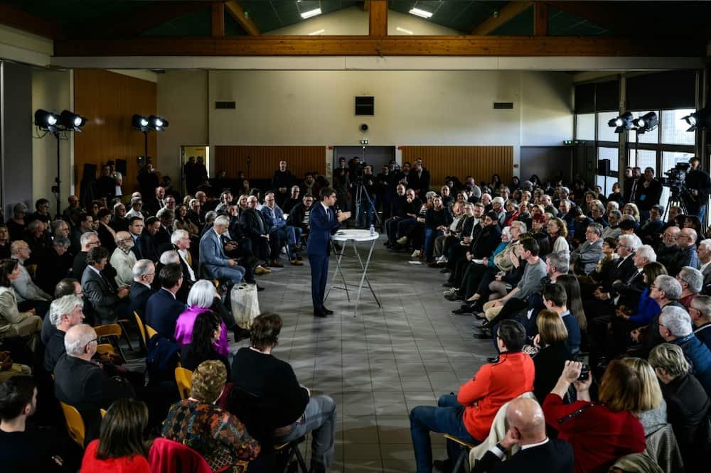 Attal a promis d'œuvrer pour leur faciliter la vie en réduisant les formalités administratives inutiles Attal a promis d'œuvrer pour leur faciliter la vie en réduisant les formalités administratives inutiles