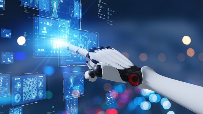 Une main robotique interagissant avec un écran tactile visuel AI.