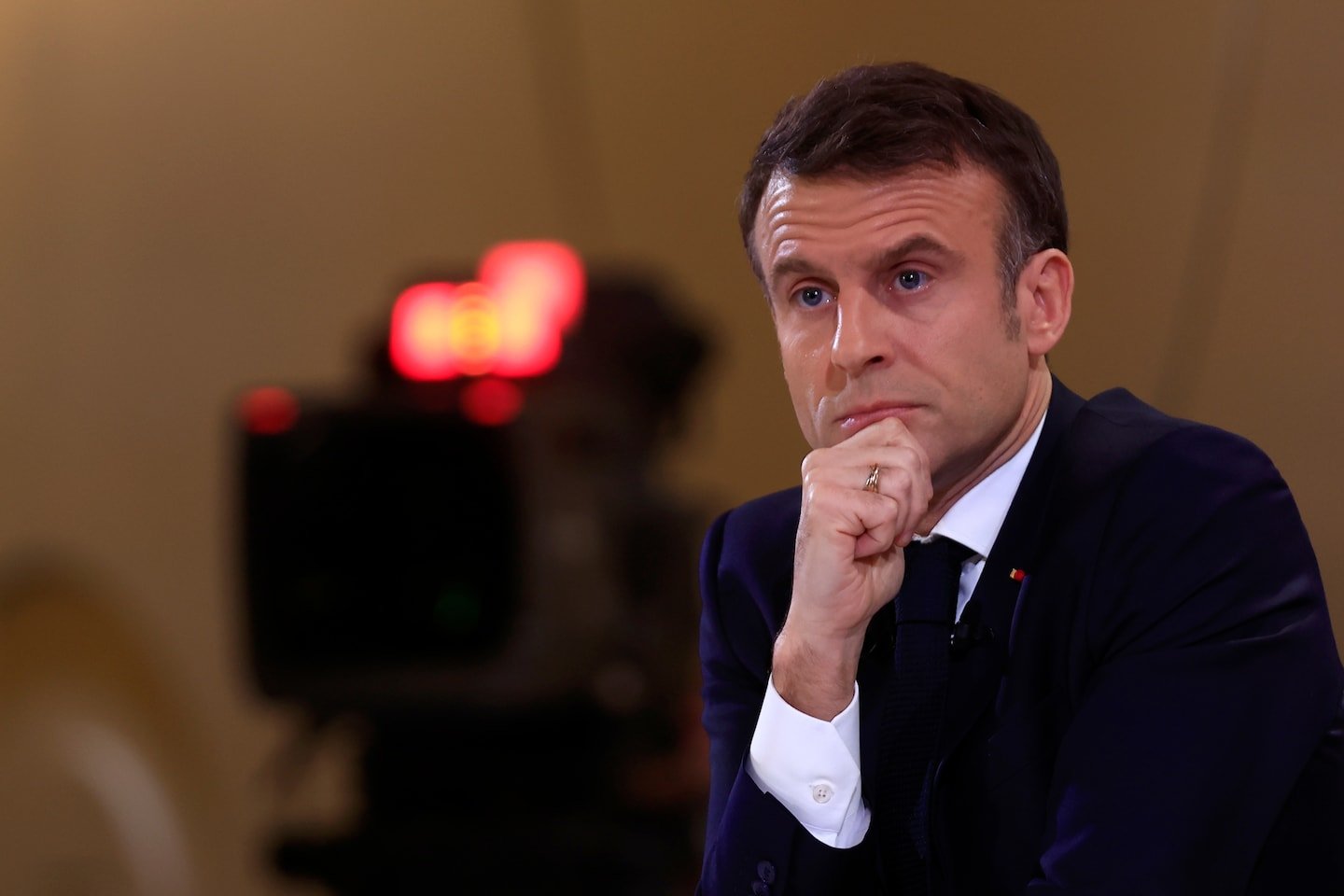 Macron annonce des missiles et des bombes pour l’Ukraine et suggère qu’il pourrait travailler avec Trump