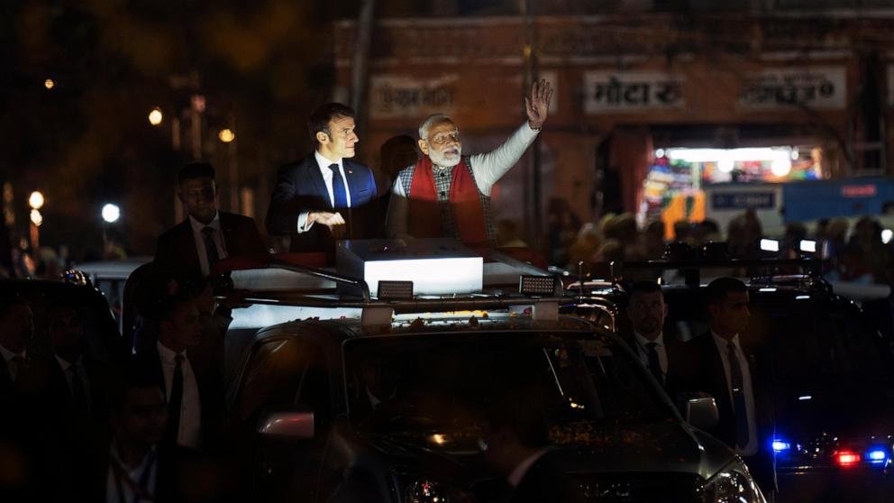 Macron visite des sites historiques avec Modi en Inde et sera l’invité principal du Jour de la République