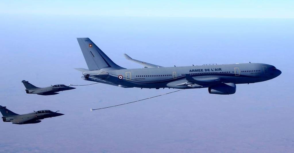Un contingent de marcheurs et un groupe de musique français participent à la répétition du défilé de la Fête de la République