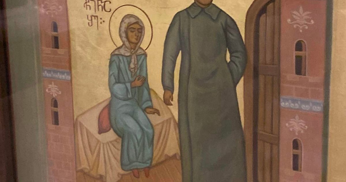Une foule d’extrême droite traque une femme pour avoir dégradé l’icône de Staline dans une église géorgienne
