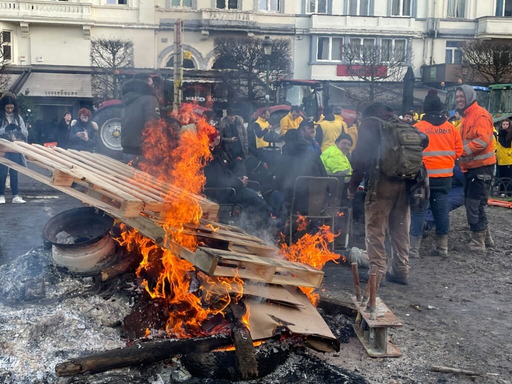 Incendies et statue renversée : des agriculteurs affrontent la police devant le Parlement européen