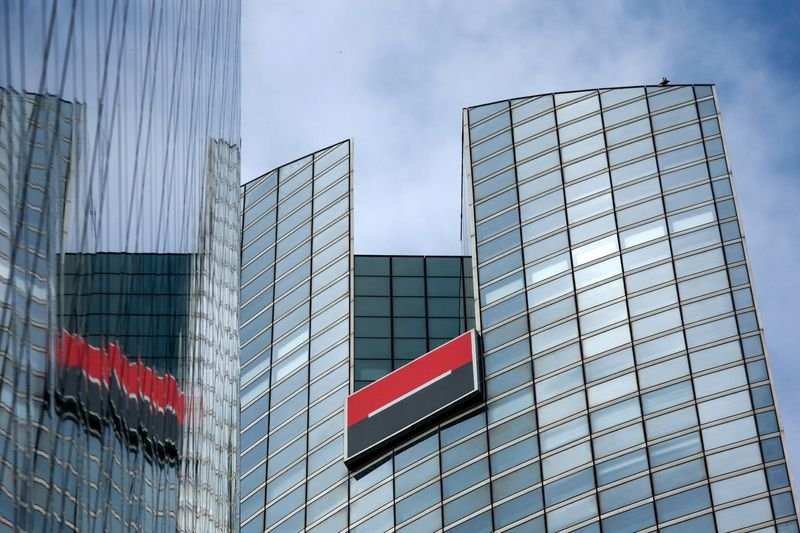 La SocGen va supprimer environ 900 emplois en France-sources Par Reuters