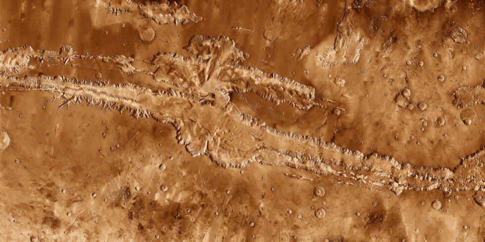 Assez longue pour s'étendre de New York à Los Angeles, cette grande faille dans la croûte martienne s'appelle Valles Marineris.
