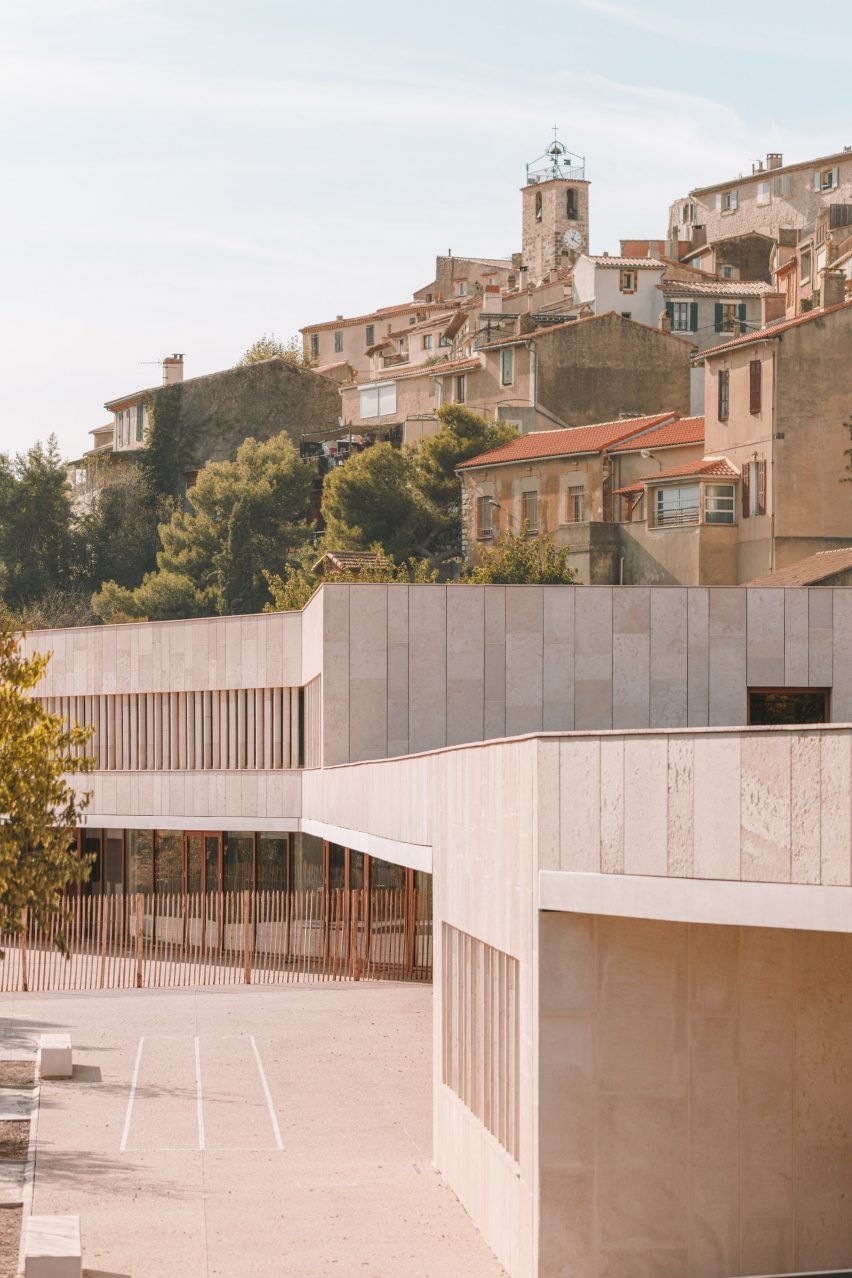 Façade en pierre d'une école primaire par Amelia Tavella Architectes