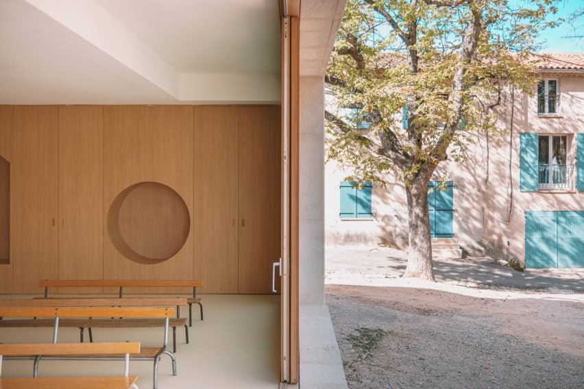 Salle de classe ouverte sur une cour de l’école Auguste Benedict