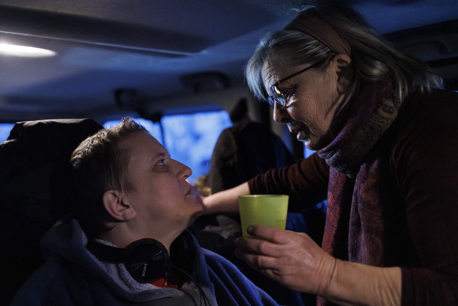 Lydie Imhoff, avec son aide-soignante Marie-Josée Rousseaux, dans le van qui l'emmène de France en Belgique