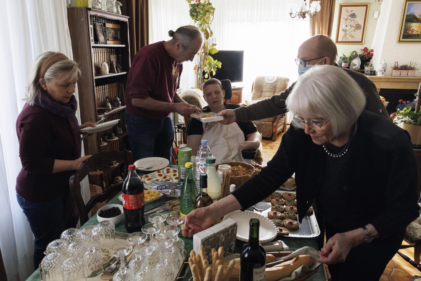 Lydie Imhoff participe à une réunion d'adieu avec des amis et des militants en fin de vie à Longwy, dans le nord de la France