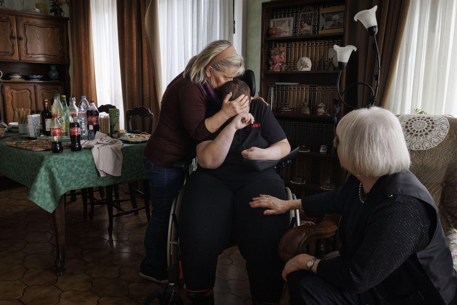 Lydie Imhoff est prise dans ses bras par son amie et soignante Marie Josée Rousseaux (à gauche) et par la militante du droit à mourir Claudette Pierret – elle dit qu'elle est
