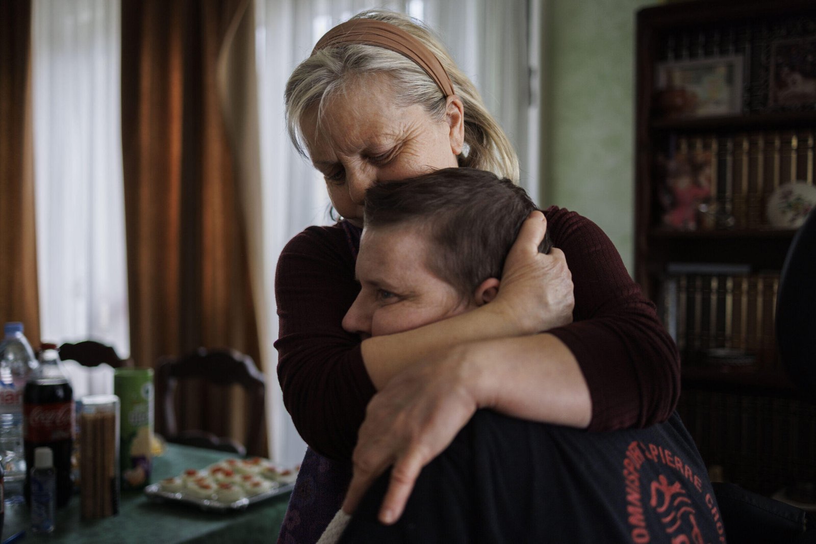 Lydie Imhoff est embrassée par son amie et aide-soignante Marie-Josée Rousseaux