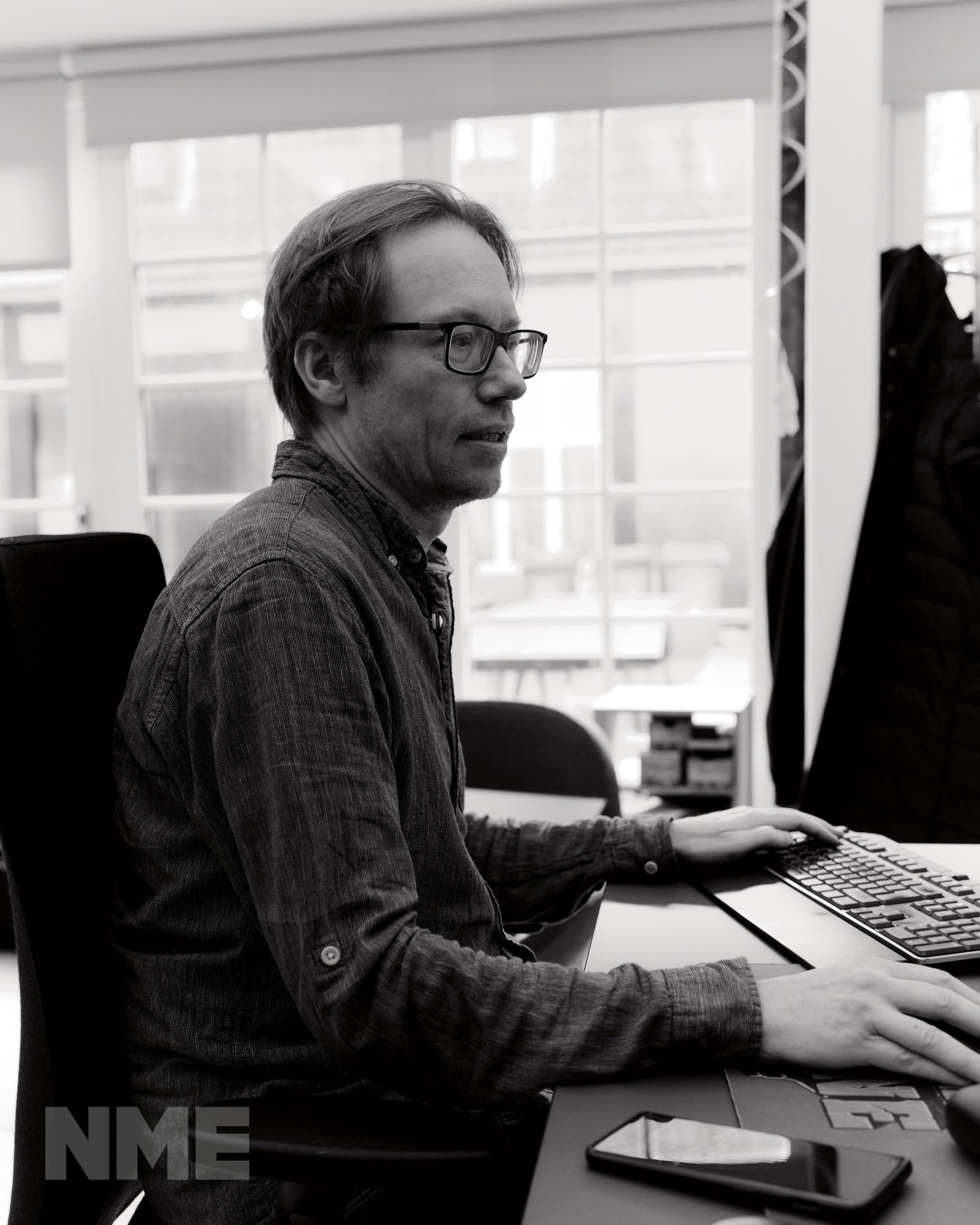 Photo en noir et blanc de Sren Lundgaard à son bureau dans les bureaux de Ghost Ship Games, photo de Tobias Hoffmann