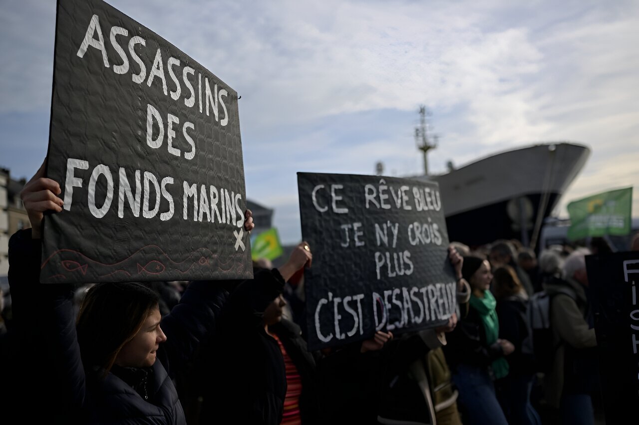 Pêcheurs et écologistes s’unissent dans le nord de la France contre le « bulldozer marin »