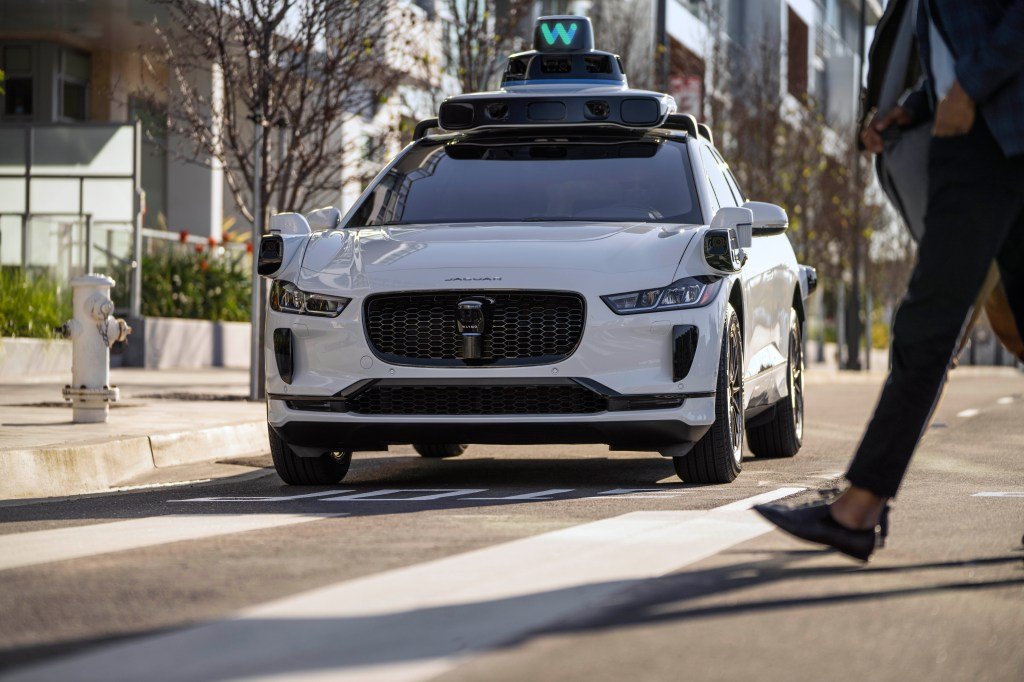 Waymo rappelle et met à jour le logiciel du robotaxi après que deux voitures ont percuté le même camion remorqué |  TechCrunch