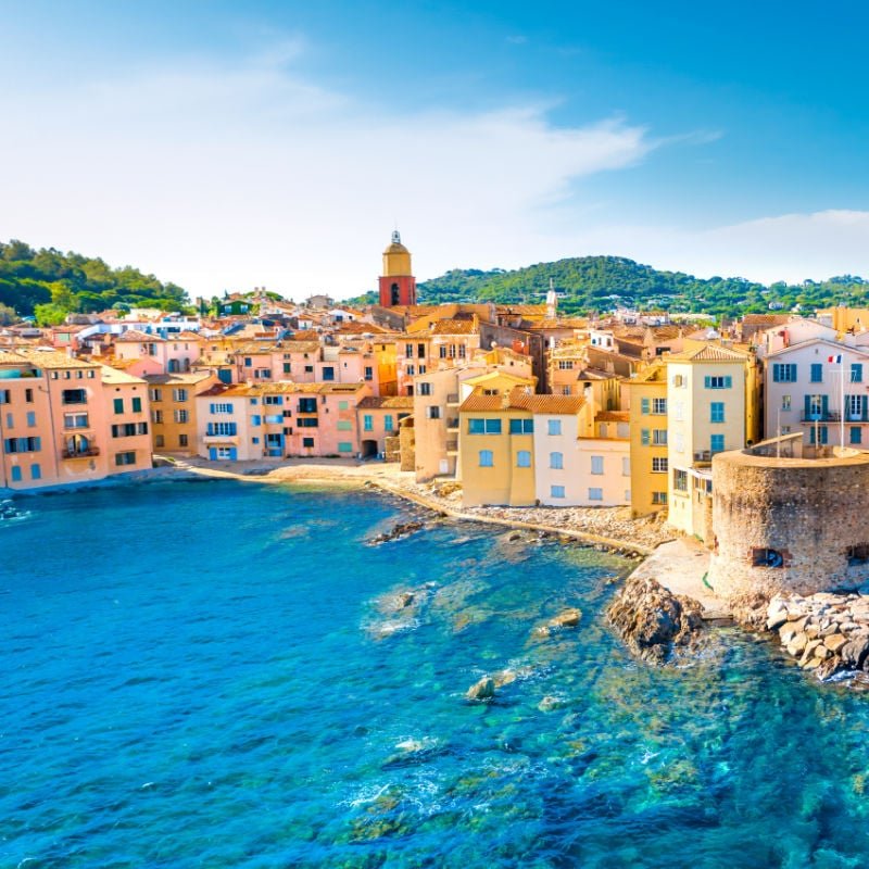 la belle ville de Saint-Tropez sur la Côte d'Azur par une journée ensoleillée