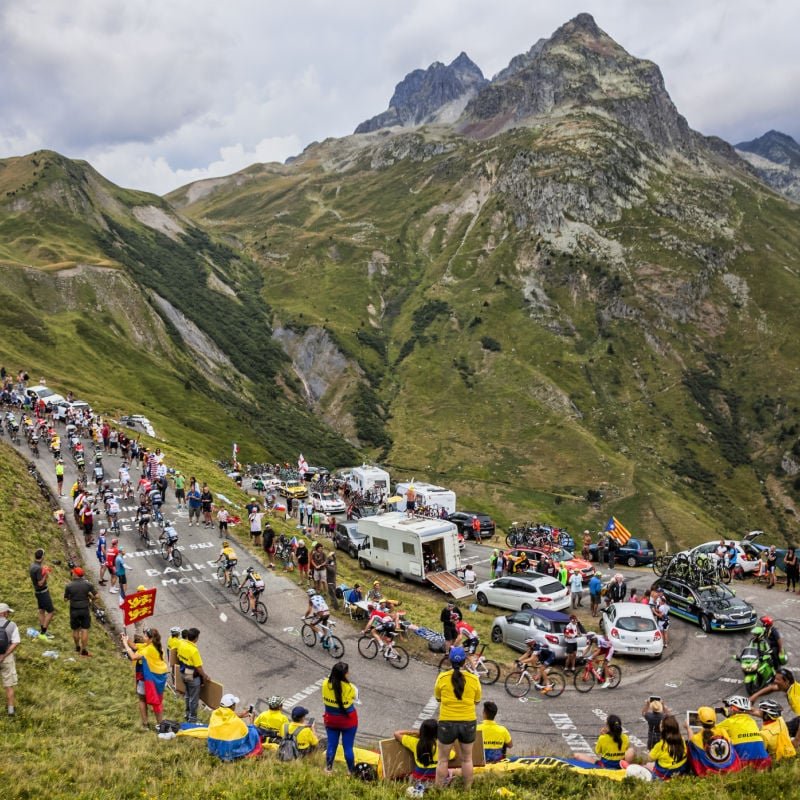 La course cycliste du tour de france passe un virage en épingle au col du glandon