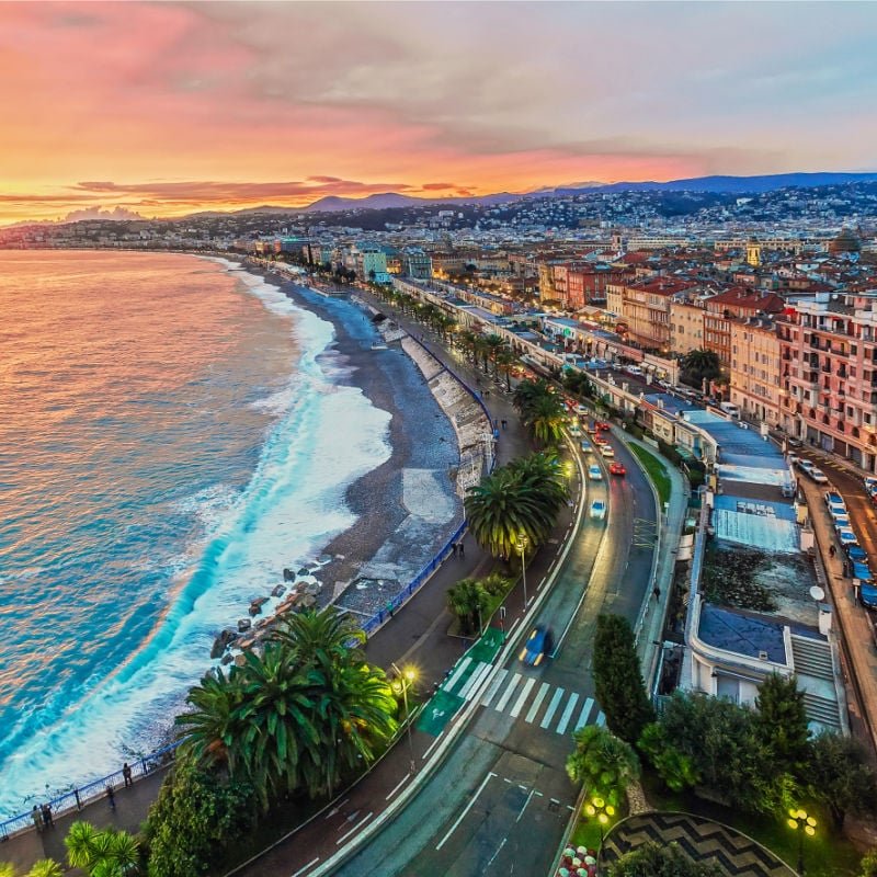 vue aérienne du front de mer et des jolis immeubles de nice sur la côte d'azur