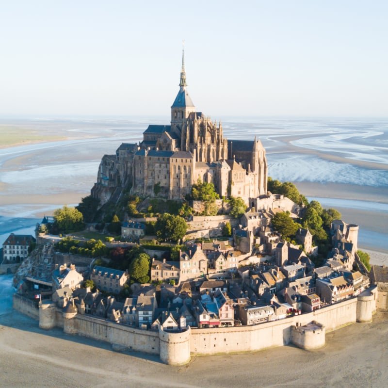 île du mont saint michel sur la plage en normandie france