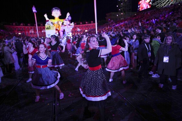 Des danseurs défilent sur la place Masséna lors de la cérémonie d'ouverture de la 151e édition du Carnaval de Nice, dans le sud de la France, le samedi 17 février 2024. (AP Photo/Daniel Cole)