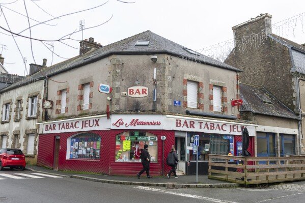 Des gens marchent au centre du village de Callac, le 15 décembre 2023. L'extrême droite a crié victoire en janvier 2023, lorsque le maire de Callac, Jean-Yves Rolland, a renoncé à son projet d'héberger sept à dix familles de réfugiés.  (Photo AP/Mathieu Pattier)