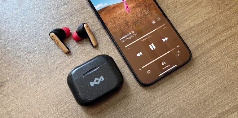 Écouteurs véritablement sans fil House of Marley Little Bird avec iPhone 15 Pro