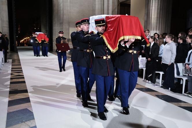 Les Gardes républicains français portent les cercueils lors d'une cérémonie d'État pour l'intronisation au Panthon de Missak Manouchian et de son épouse Mline, à Paris le 21 février 2024.