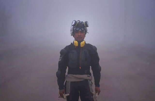 Un agriculteur équipé pour faire face aux gaz lacrymogènes de la police pose pour une photo alors que les agriculteurs indiens qui protestent depuis une semaine pour exiger des prix garantis pour leurs récoltes attendent de marcher vers la capitale, près de la frontière de Shambhu qui sépare les États du nord du Pendjab et de l'Haryana, à environ 200 kilomètres (120 miles). ) de New Delhi, Inde, le mercredi 21 février 2024. Les agriculteurs protestataires ont commencé leur marche la semaine dernière, mais leurs efforts pour atteindre la ville ont été bloqués par les autorités.  (Photo AP/Altaf Qadri)
