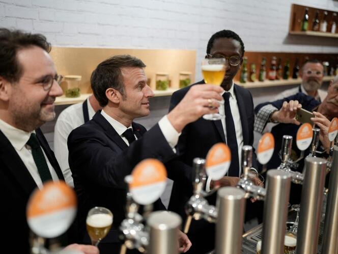 Entre chahut et affrontements, Macron passe 13 heures à tenter de maintenir la paix au grand salon de l'agriculture de France 3 Emmanuel Macron à la fin de sa visite au Salon de l'agriculture, samedi 24 février 2023.