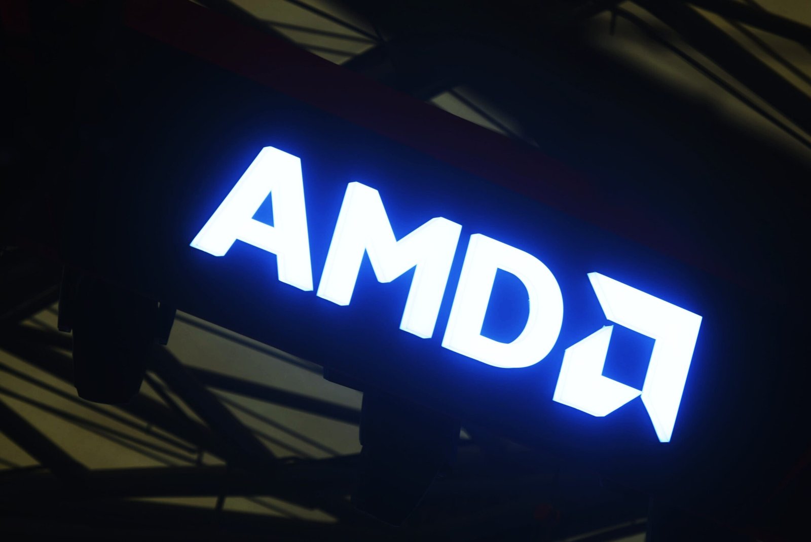 AMD parie sur les PC alimentés par l’IA alors que l’intelligence artificielle rivalise avec Nvidia et Intel s’échauffe
