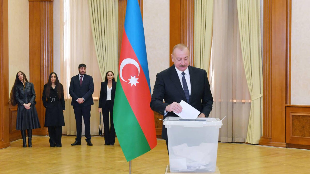 Aliyev d’Azerbaïdjan remporte son cinquième mandat présidentiel lors d’élections sans suspense