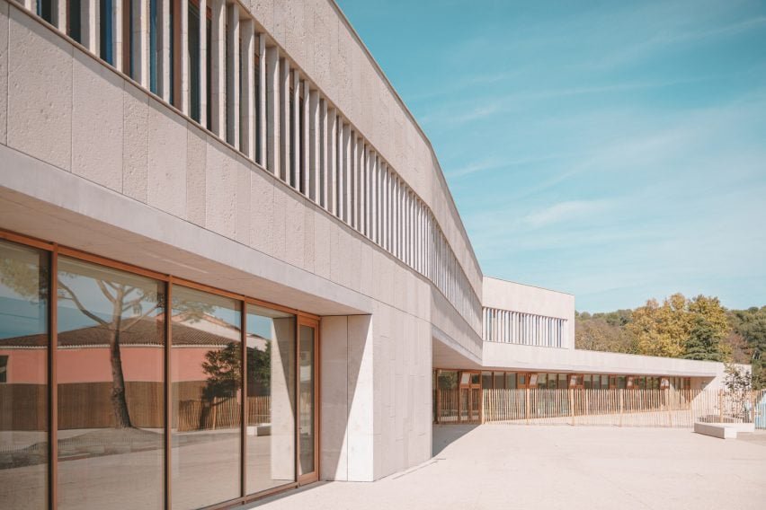 Vue extérieure de l'école Auguste Benoît de Cabriès, France