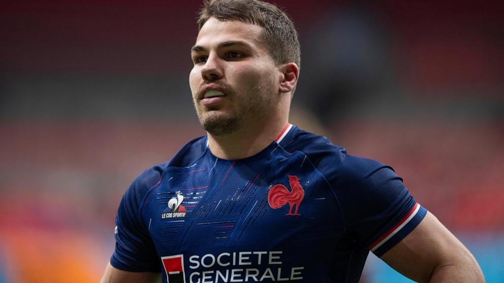 Antoine Dupont fait ses premiers pas pour aider la France à remporter le rugby à sept aux Jeux de Paris
