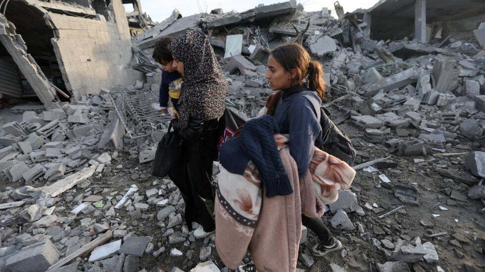 Des Palestiniens quittent le site d'une frappe israélienne à Rafah, Gaza, le 12 février 2024.