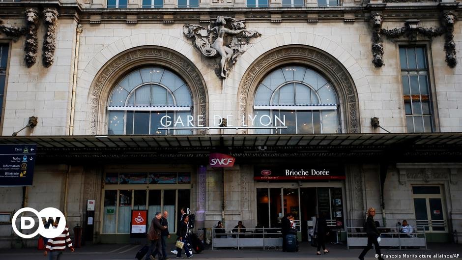 France: Attacker stabs 3 at Gare de Lyon in Paris  DW  02/03/2024