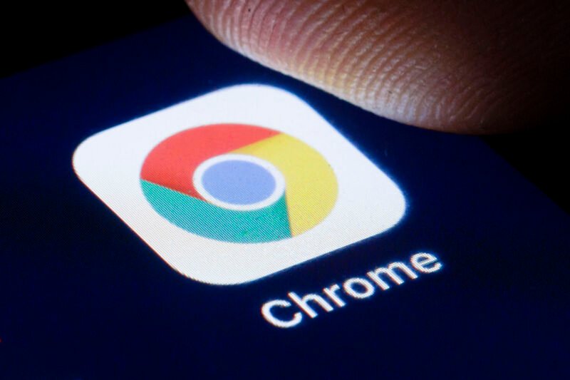 Google et Mozilla n'aiment pas les nouvelles règles du navigateur iOS d'Apple 1 Photographie en très gros plan d'un doigt au-dessus de l'icône Chrome sur un smartphone.
