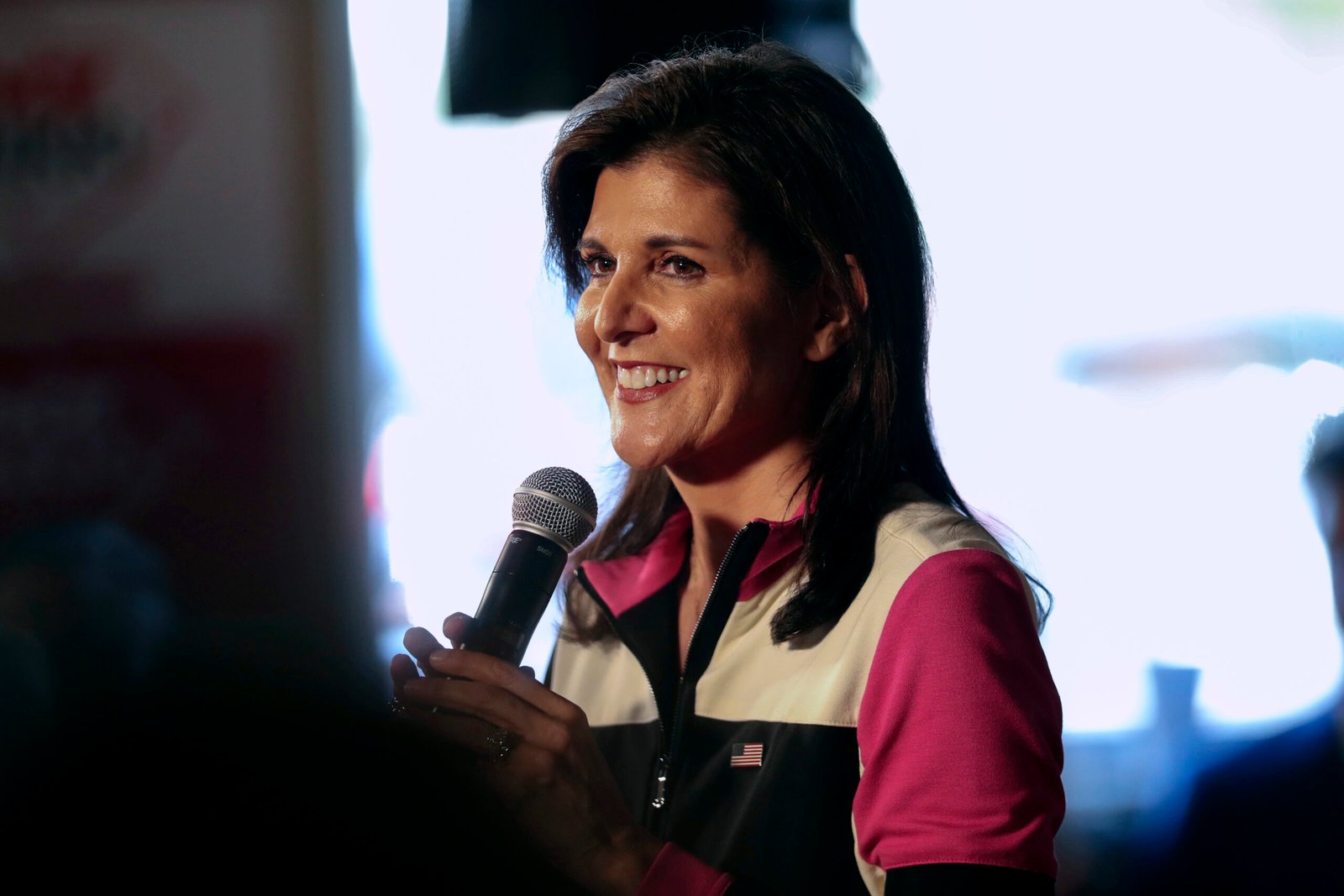 Haley trolle Trump et répond à la question de la guerre civile lors d’une apparition surprise à SNL